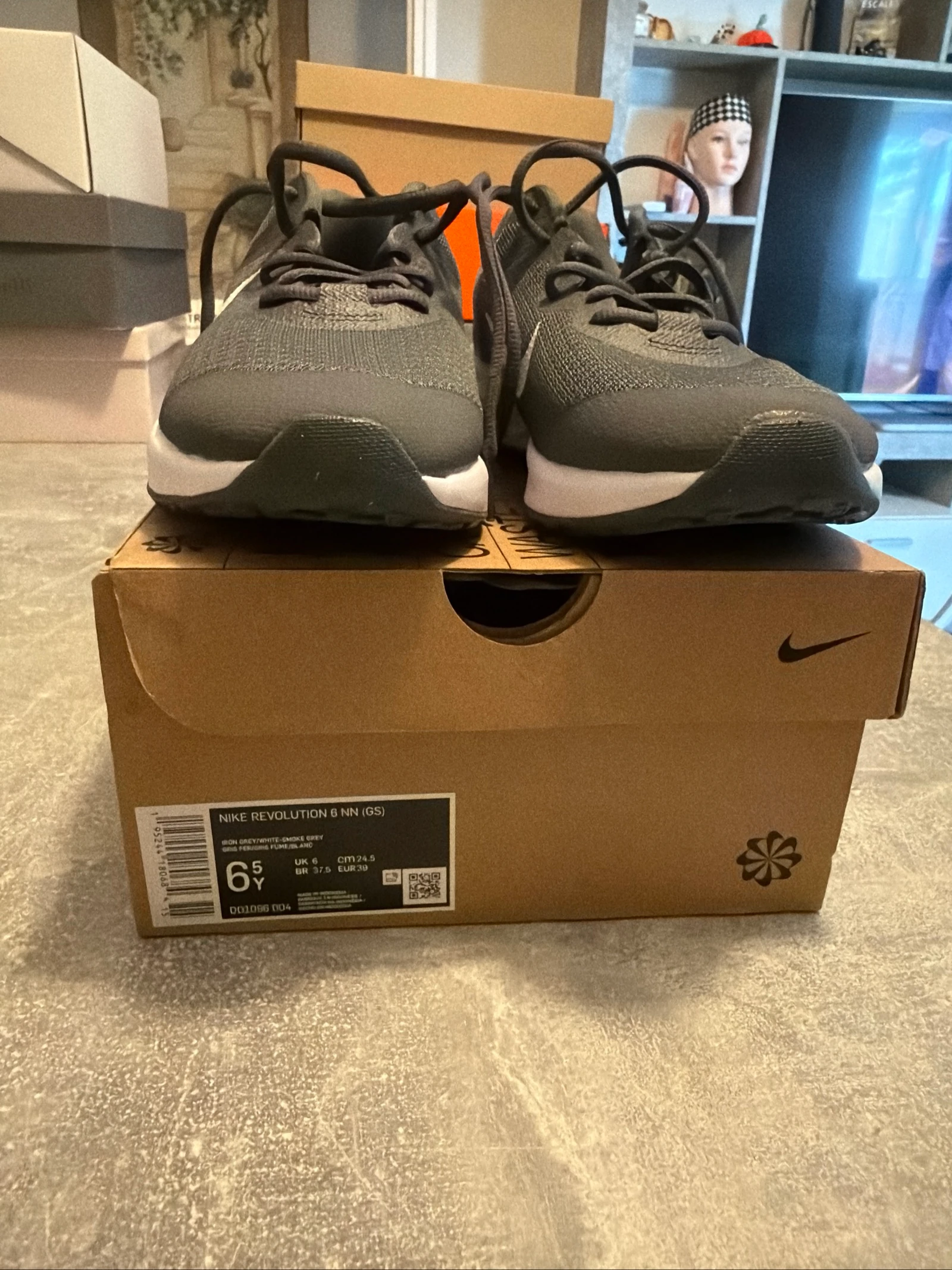 Basket Nike kaki révolution 6NN taille 39 neuf 